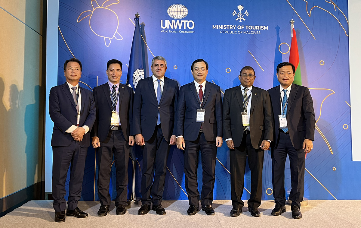 Tổng cục trưởng Nguyễn Trùng Khánh cùng đoàn Việt Nam chụp ảnh lưu niệm với Tổng Thư ký UNWTO Zurab Pololikashvili và Bộ trưởng Bộ Du lịch Maldives